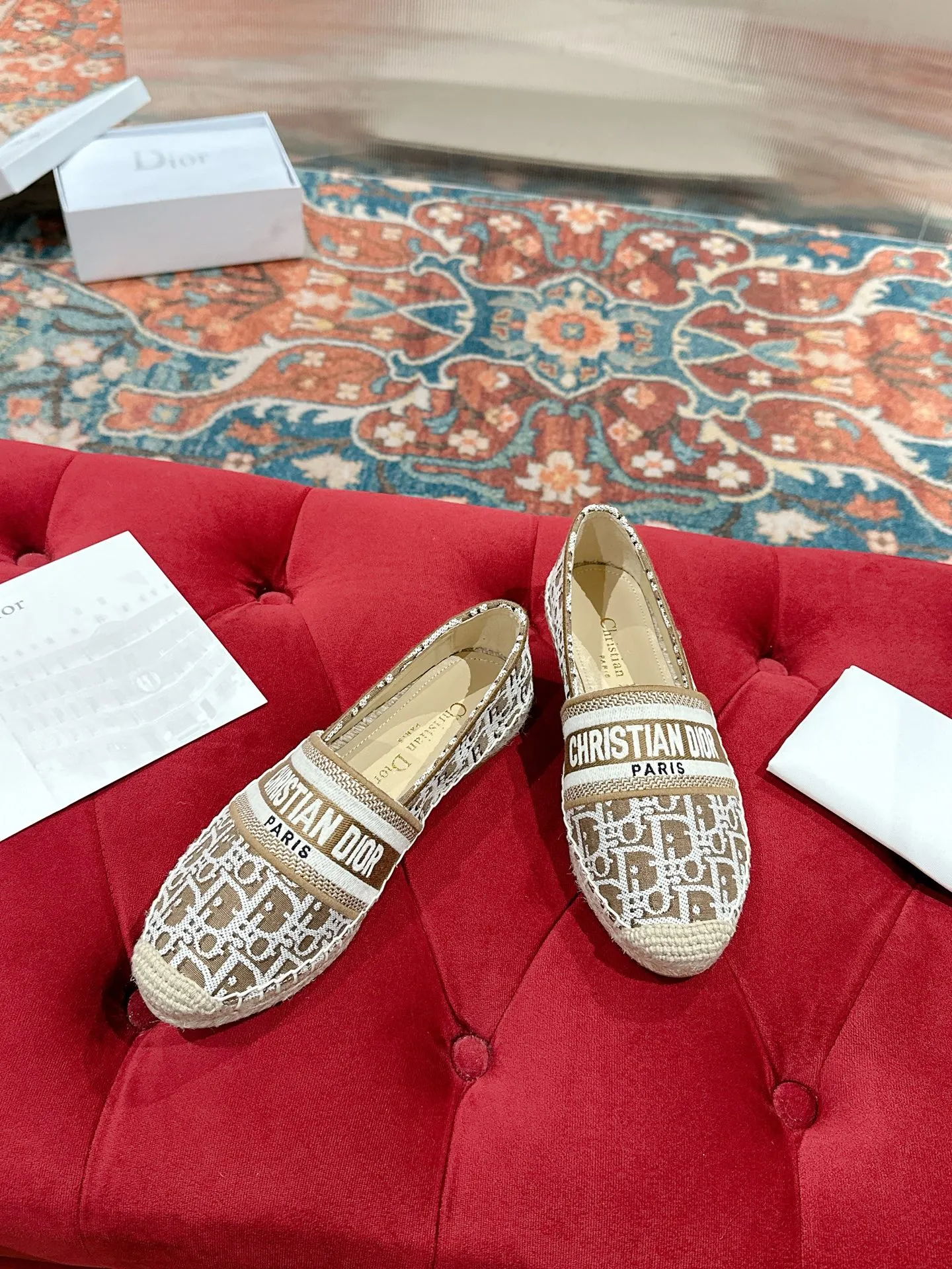 👟👟Ex-factory price 440👟👟 Dior DIOR's new popular early spring fisherman shoes 🆕 Simple, elegant and fashionable, timeless and timeless, it is a classic that will never fade away in the fashion circle, retro fisherman shoes. Original hand-woven surface, electric embroidery technology! Specific cloth surface and rubber outsole. Code number: 35-39 (40.41 customized, non-refundable)